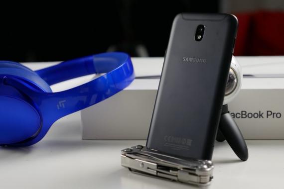 Samsung Galaxy J7 (2017) nutitelefoni ülevaade: keskmine tagasihoidliku hinnaga